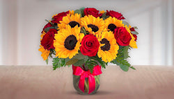 Girasoles y rosas rojas