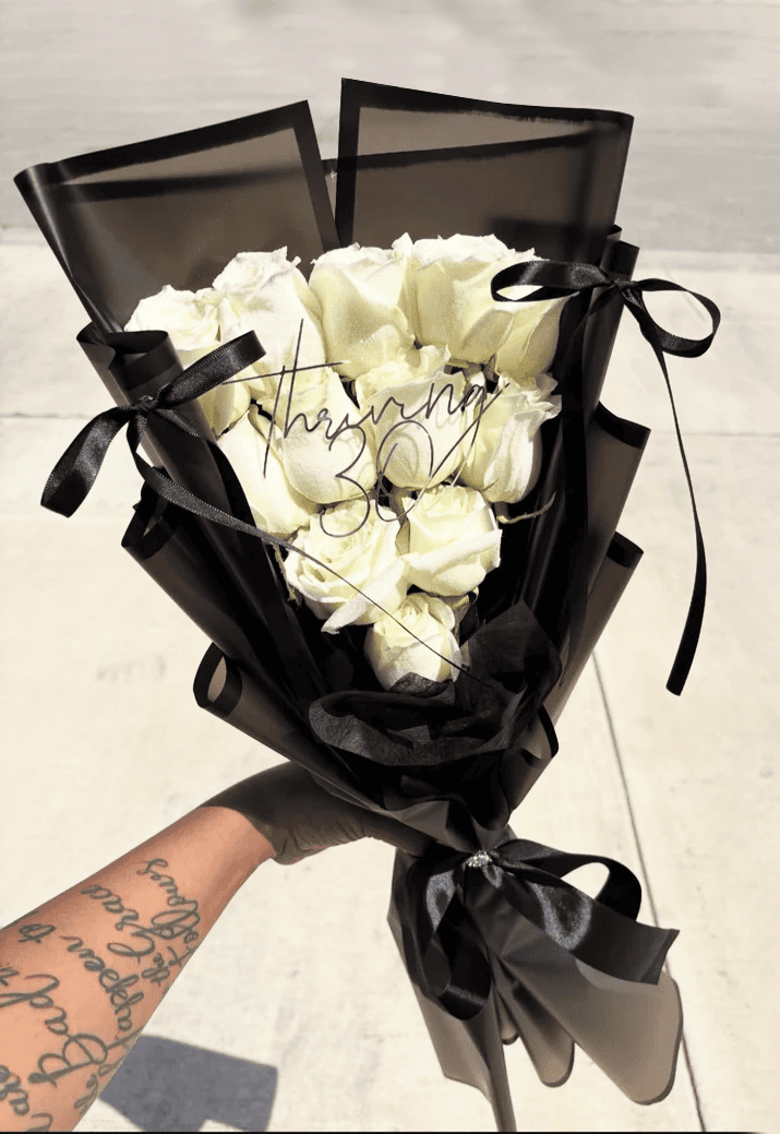 12 White Flat Roses