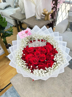 25 rosas rojas con borde de aliento de bebé