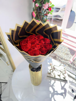 Ramo buchon eterno de 12 Rosas ~ Bouquet Everlasting Black paper gold rim 12 Roses