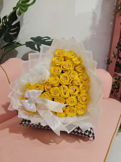 Flores Amarillas forma corazon ~ Heart shape yellow roses