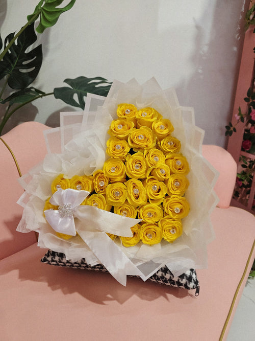 Flores Amarillas forma corazon ~ Heart shape yellow roses