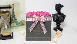 Caja cuadrada con rosas rosas