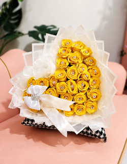 Flores Amarillas forma corazon ~ Heart shape yellow roses