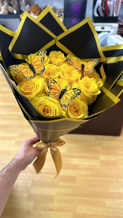 12 Yellow Roses ~ 12 Rosas Amarillas