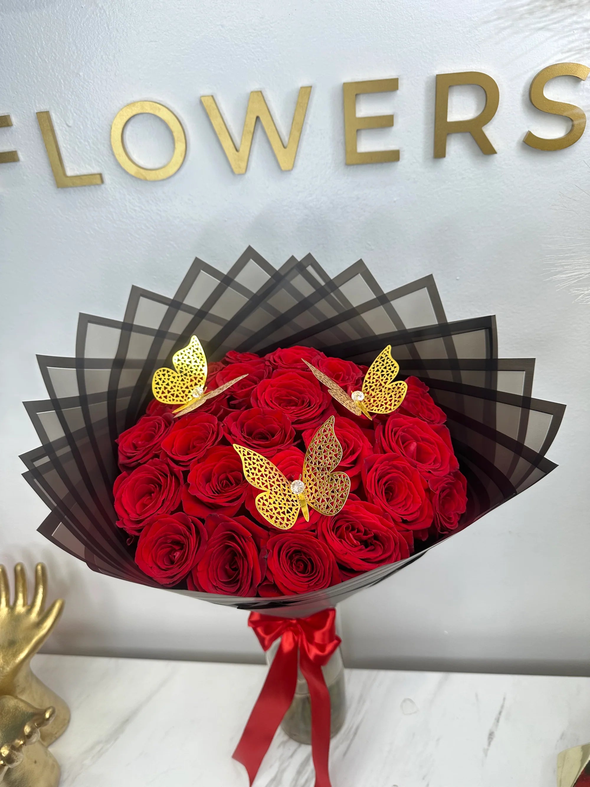 #8 25 Red roses black rim paper