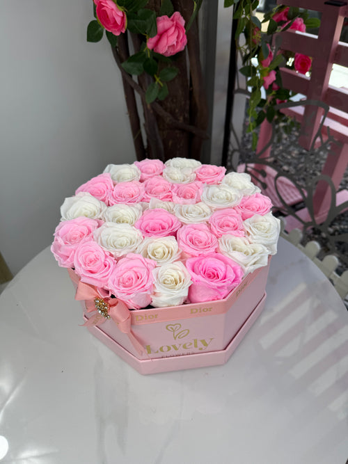 25 Rosas eternas hexagonal ~ Hexagonal everlasting pink and White Box