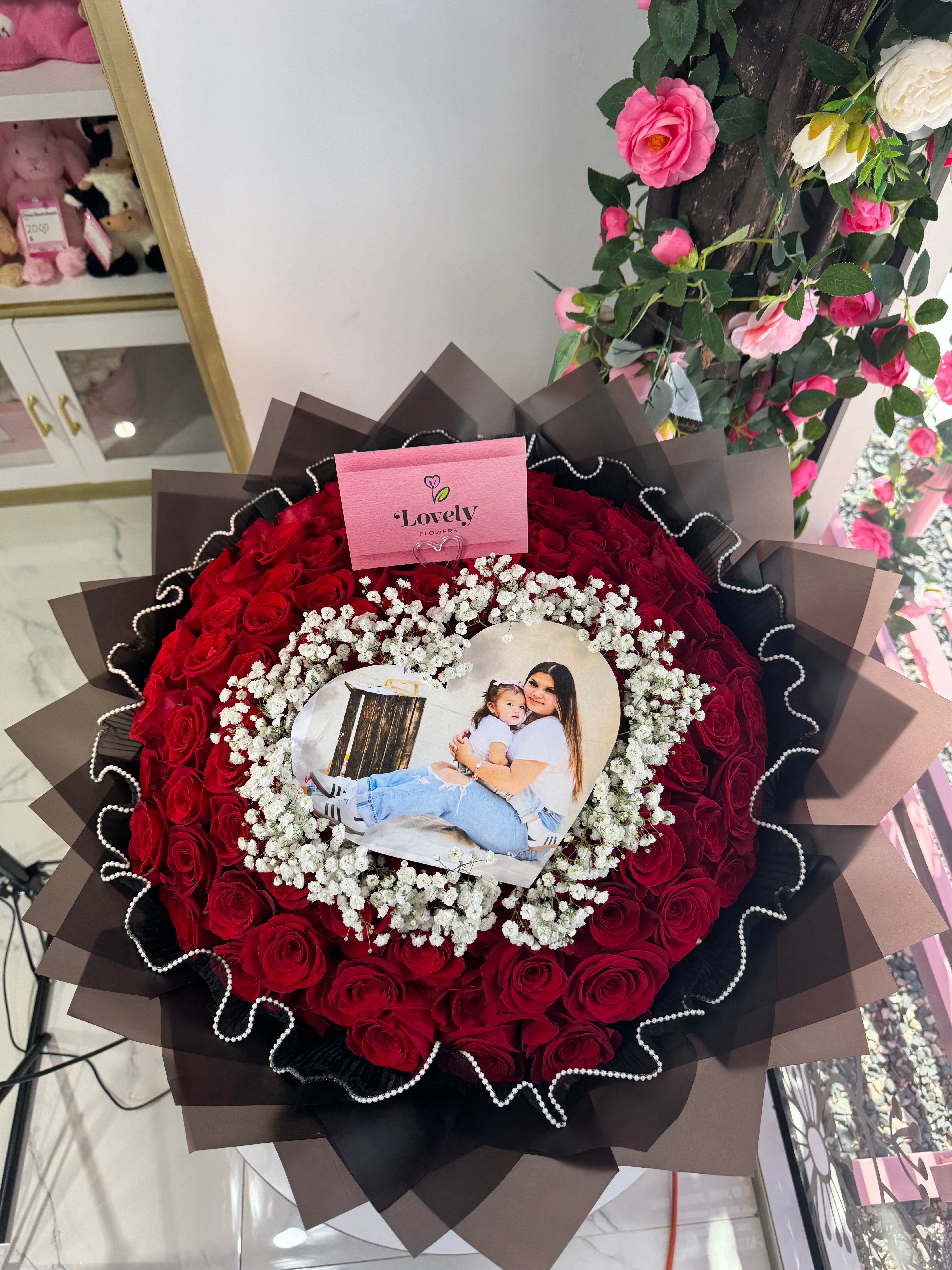 50 Roses + Personalized Picture in center – Lovely Flowers