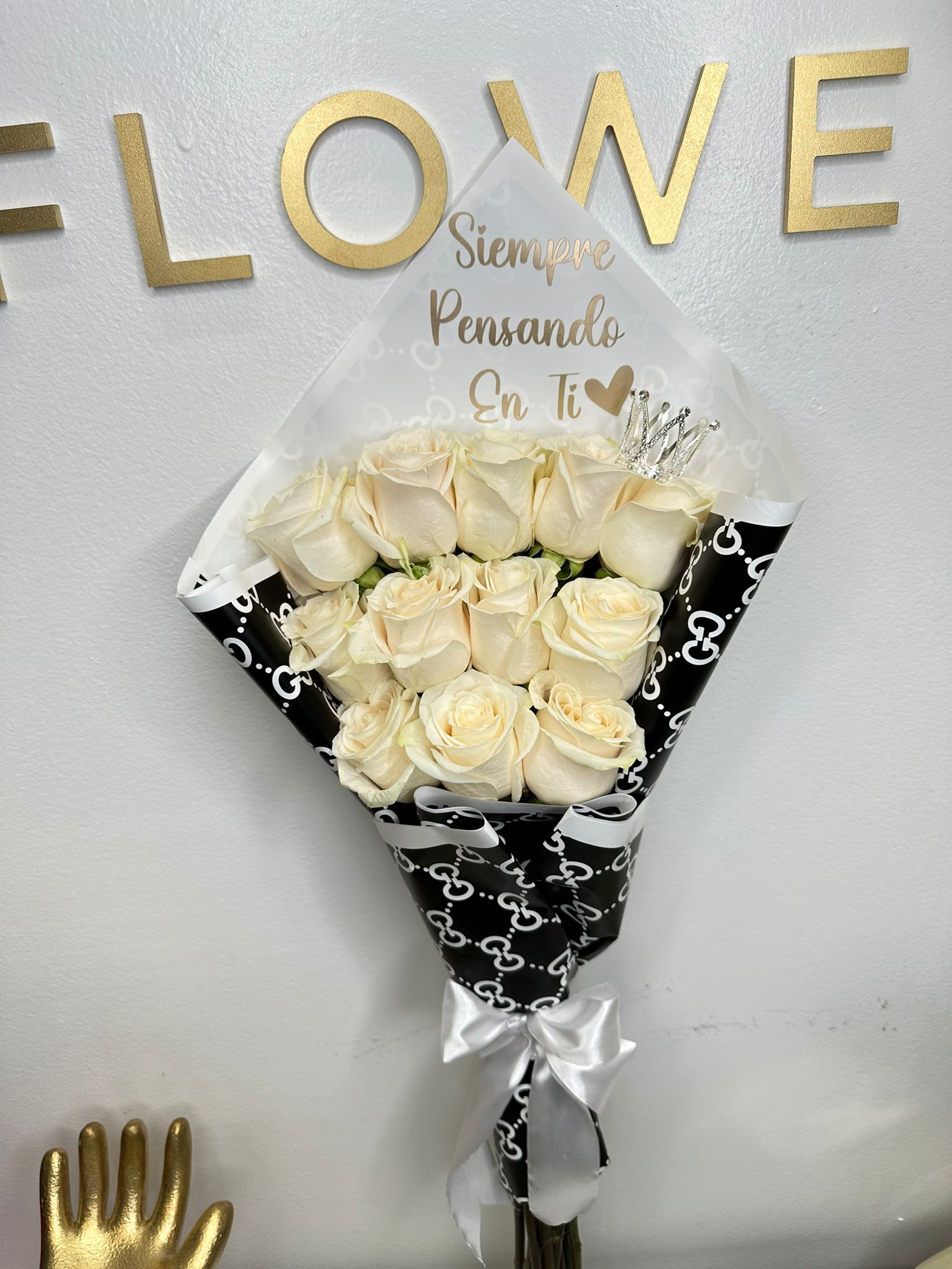 12 White Flat Roses