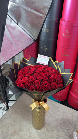 50 Roses + Black paper gold rim