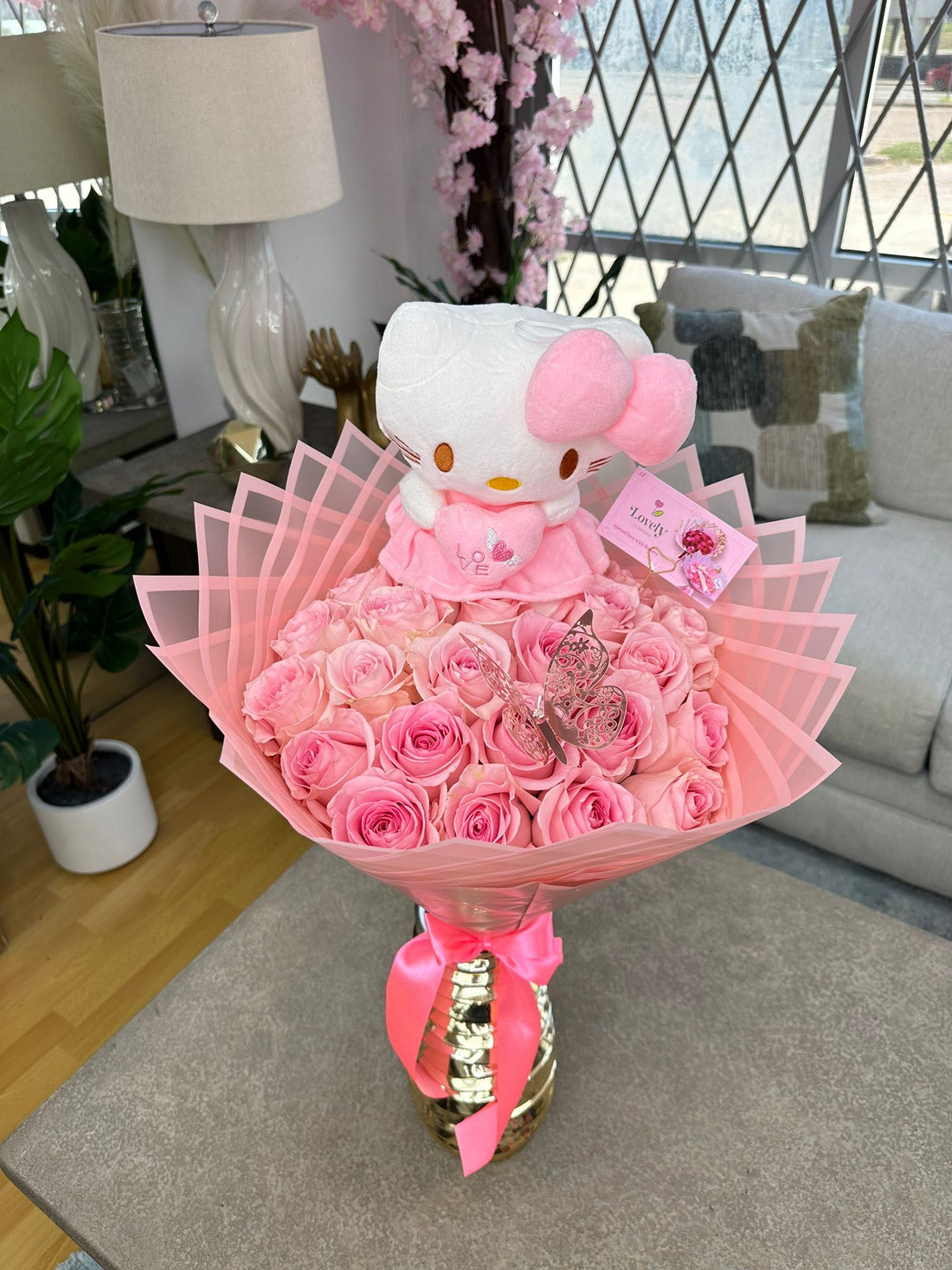 25 Luciano Roses + Hello Kitty 20 Cm Plush – Lovely Flowers