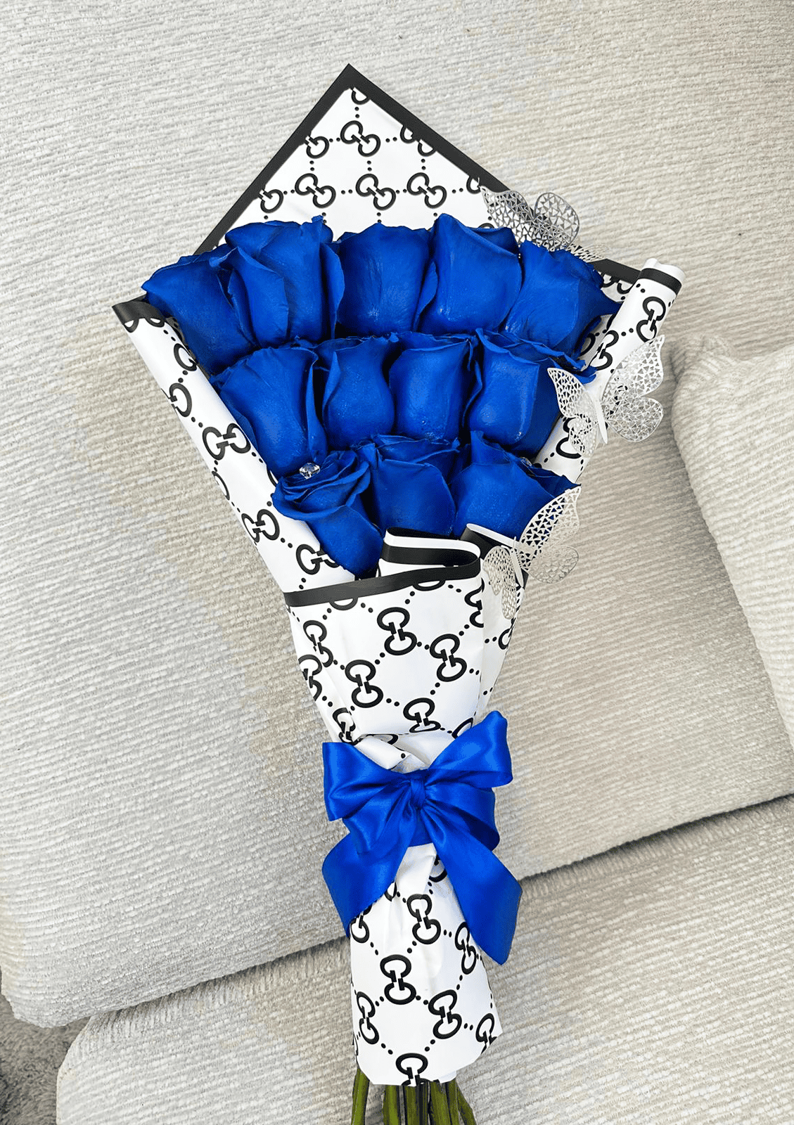 12 Flat blue roses