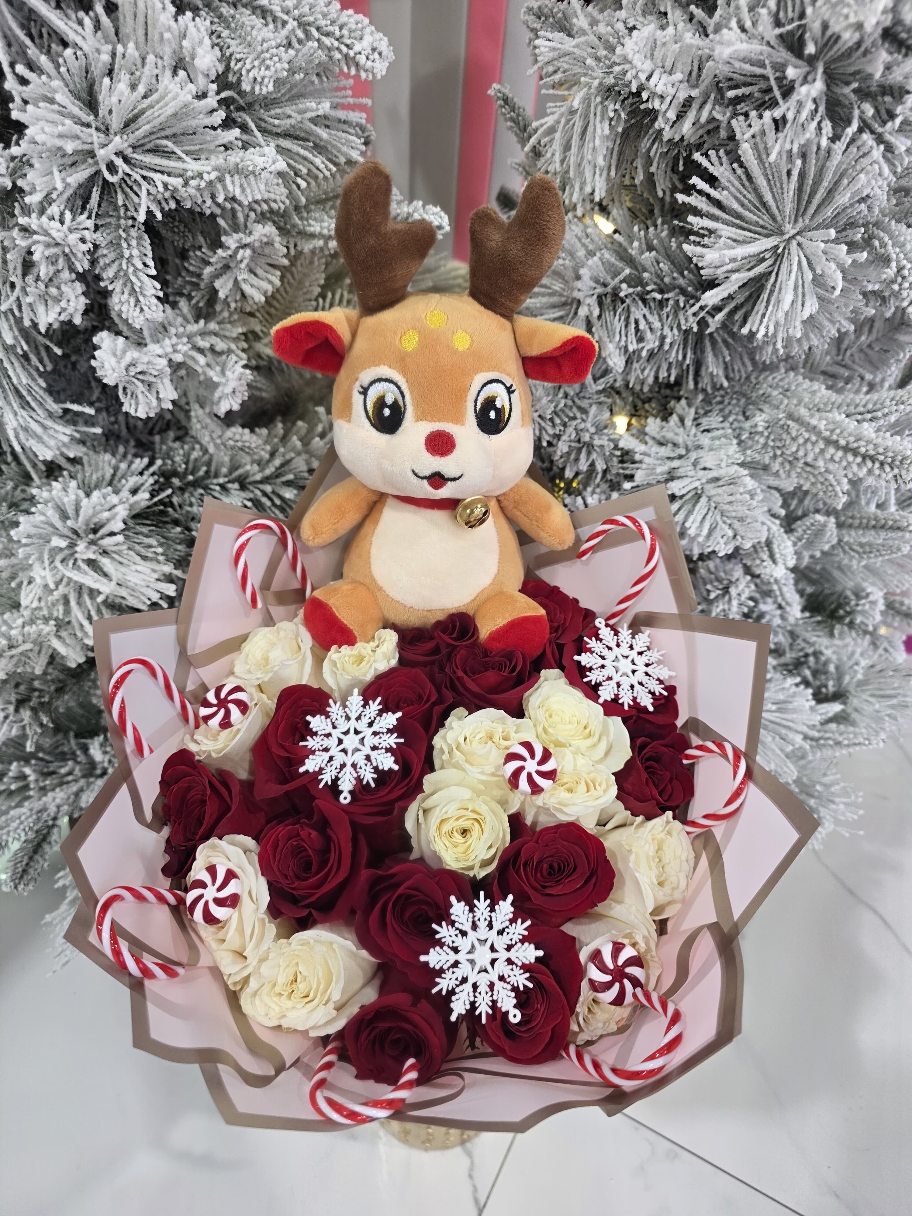 25 White & Red Roses Christmas Reindeer