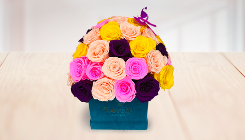 Caja cuadrada de rosas de colores variados