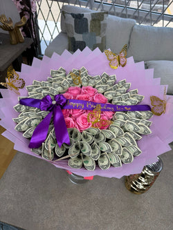 Ramo de dinero morado con rosas rosas