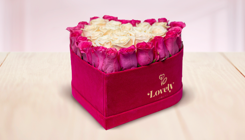 Caja con rosas de colores variados en forma de corazón