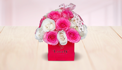 Caja cuadrada de rosas mixtas